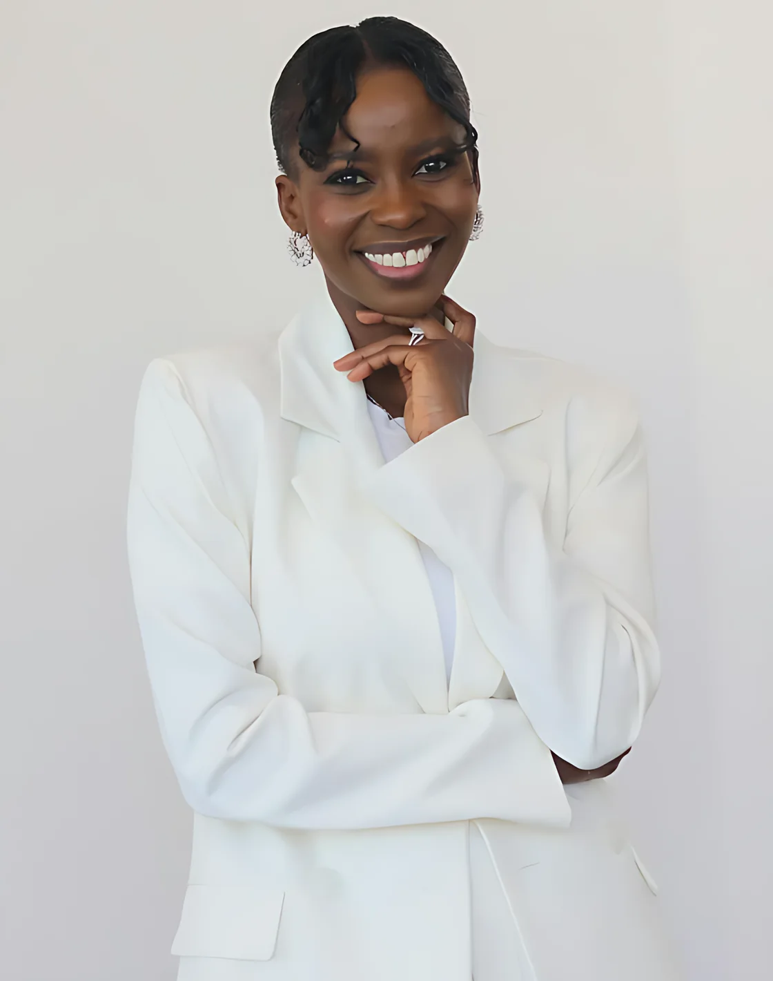 Conseillère Cembè souriante dans son bureau