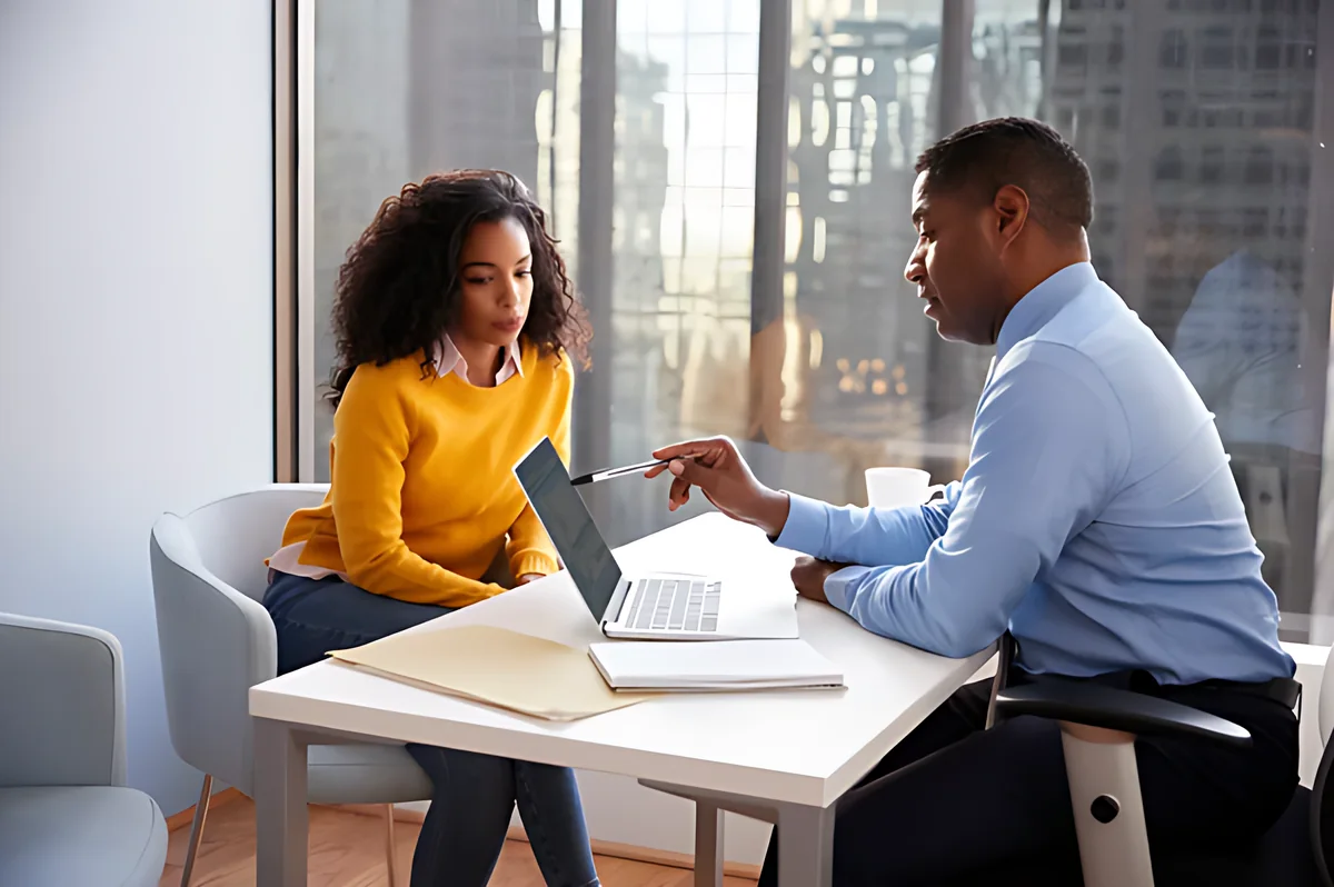 Conseiller qui présente une solution à une cliente